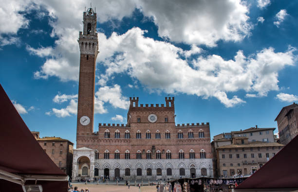 piazza del campo, siena, itália - italy bell tower built structure building exterior - fotografias e filmes do acervo