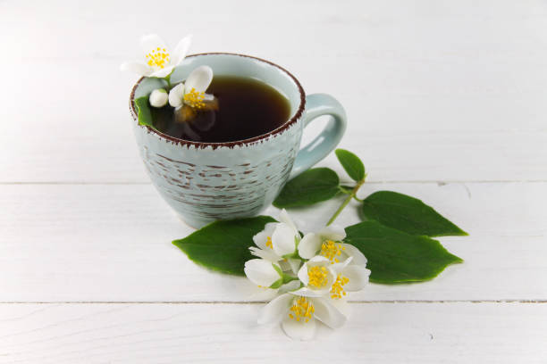 thé noir avec jasmine sur un tableau blanc - jasmine tea black tea tea drink photos et images de collection