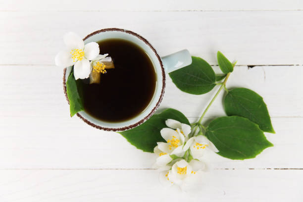 thé noir avec jasmine sur un tableau blanc - jasmine tea black tea tea drink photos et images de collection