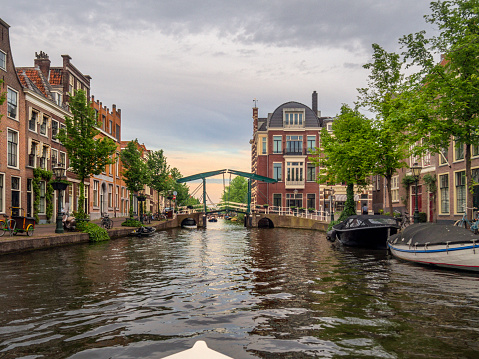La ciudad de Leiden con sus canales en sol de la mañana. Esta imagen es el GPS con la etiqueta photo