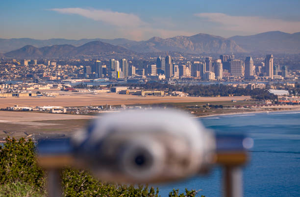 カブリヨ ナショナル モニュメントでの望遠鏡からサンディエゴのダウンタウンの視点 - day san diego california harbor downtown district ストックフォトと画像