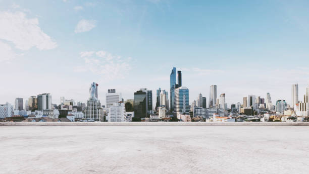 panorama stadtansicht mit leeren betonboden - stadt stock-fotos und bilder
