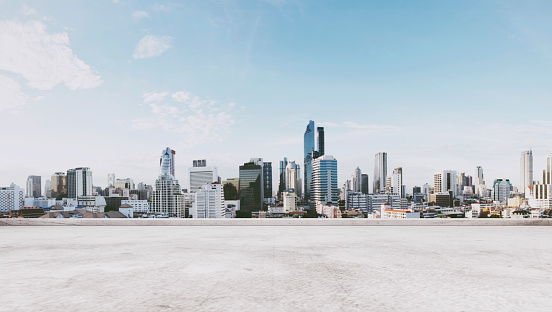 Vista panorámica de la ciudad con piso de concreto vacía photo