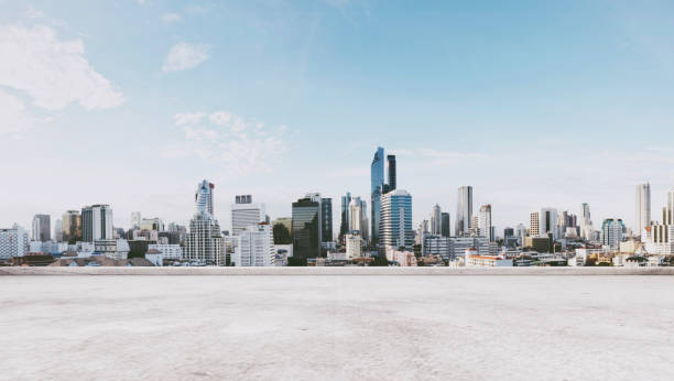 vista panoramica della città con pavimento in cemento vuoto - cityscape foto e immagini stock