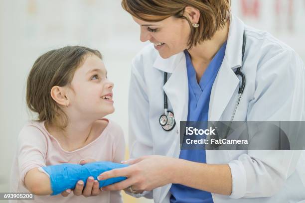 Brazo Fracturado Foto de stock y más banco de imágenes de Escayola - Escayola, Niño, Fractura