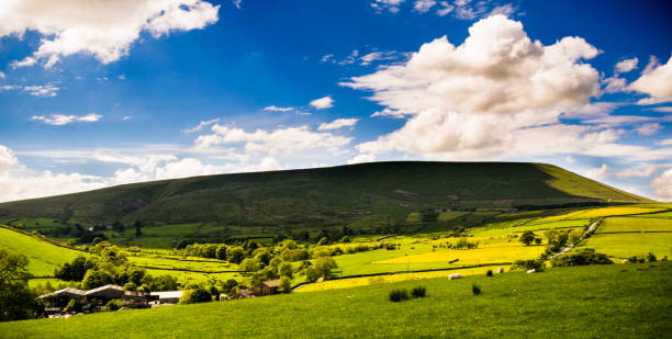 a view at pendle hill on springtime - pendle imagens e fotografias de stock