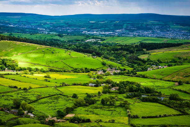 malerische aussicht landschaft im frühling - area of outstanding natural beauty stock-fotos und bilder