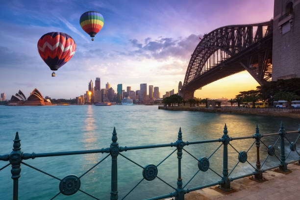 ballon à air chaud au-dessus de la baie de sydney dans la soirée, sydney, australie - aerial view albuquerque new mexico usa photos et images de collection