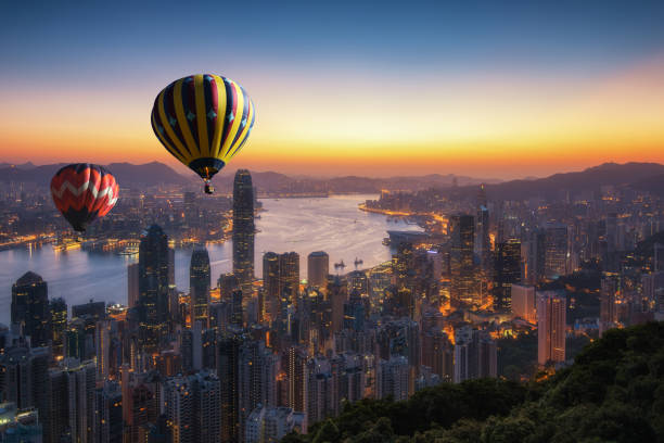 熱氣球在維多利亞高峰在早上，香港的天際線 - china balloon 個照片及圖片檔