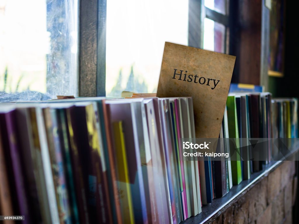Historia en la portada del libro en la estantería, concepto de educación - Foto de stock de Historia libre de derechos