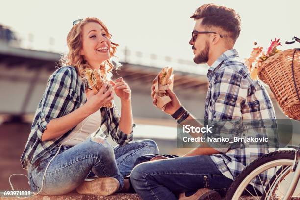 Glückliches Junges Paar Stockfoto und mehr Bilder von Paar - Partnerschaft - Paar - Partnerschaft, Essen - Mund benutzen, Sandwich