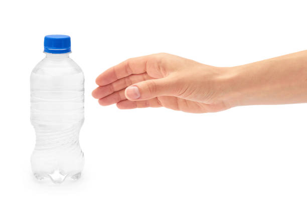 feminino mão segura a água limpa e fresca embalada em uma garrafa de plástico. isolado no fundo branco - human hand gripping bottle holding - fotografias e filmes do acervo