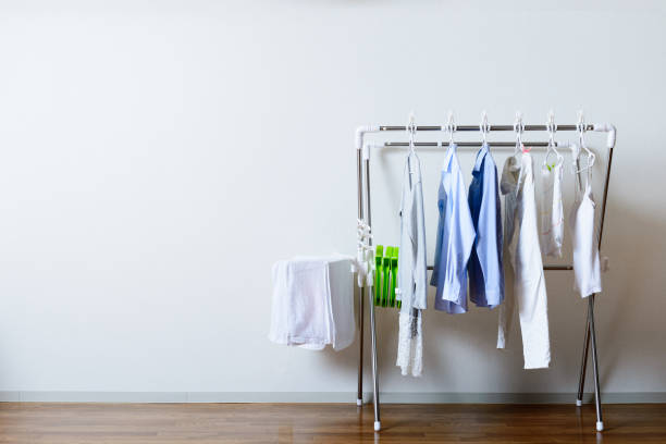 hang out clothes - clothesline imagens e fotografias de stock