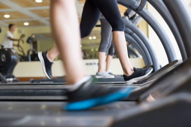 women running on tread mill - run of the mill imagens e fotografias de stock