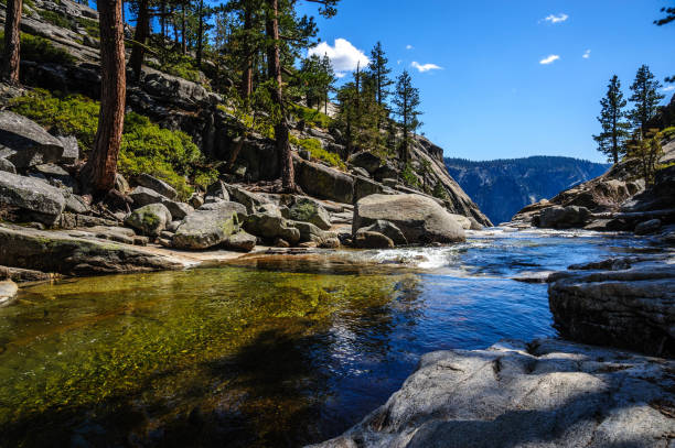 upper yosemite falls: el río justo antes de bajar hacia abajo... - waterfall summer outdoors river fotografías e imágenes de stock