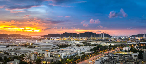 veduta aerea della raffineria di petrolio, dell'industria petochimica e dell'industria bellica - industrial district foto e immagini stock