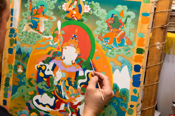 the artist paints a buddhist icon - tanka imagens e fotografias de stock