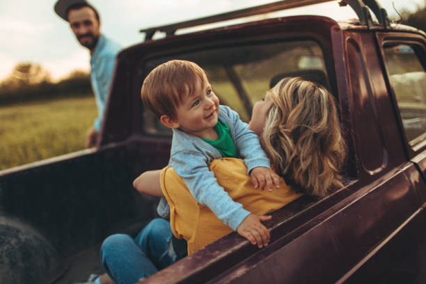istock Traveller and his family 694044584
