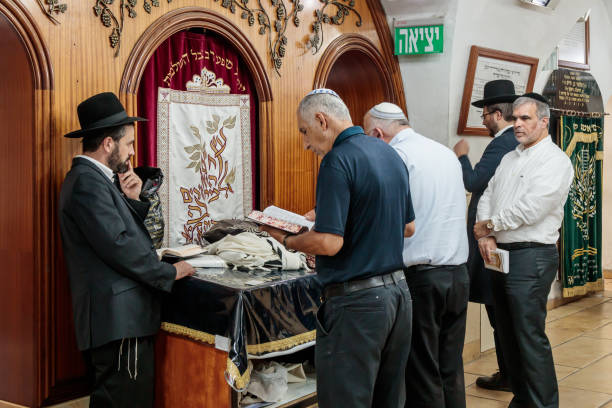 ultra-orthodoxen juden beten am grab von rabbi shimon bar yochai in berg meron nahe der nördlichen israelischen stadt safed. - ultra orthodox judaism stock-fotos und bilder