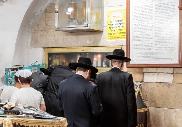 ultra-orthodoxen juden beten am grab von rabbi shimon bar yochai in berg meron nahe der nördlichen israelischen stadt safed. - ultra orthodox judaism stock-fotos und bilder