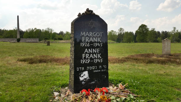 Tumba de Anne y Margot Frank - foto de stock