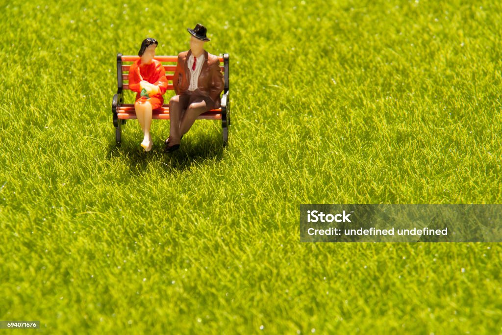 couple de détente sur un banc de musculation - Photo de Figurine libre de droits