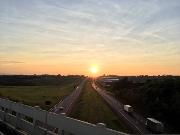 por sol - rodovia castelo branco - uit - sp - brasil - autopista de cuatro carriles fotografías e imágenes de stock