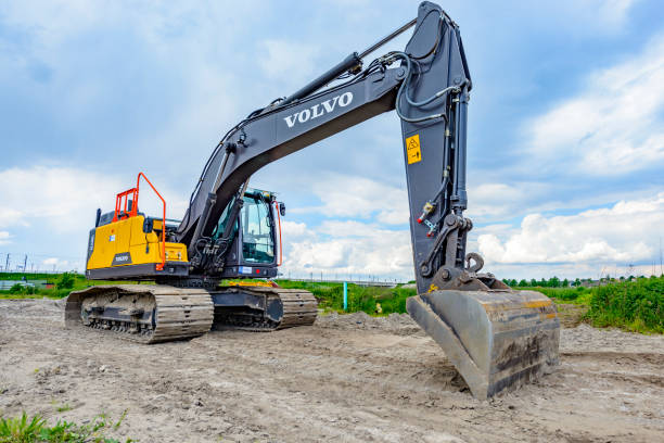 máquina de volvo ec220e rastreador escavadeira no canteiro de obras - caterpillar truck - fotografias e filmes do acervo