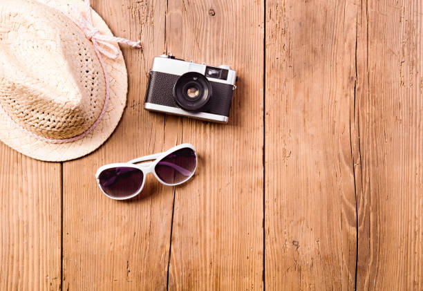 composição de férias de verão. óculos de sol, câmera, chapéu. estúdio sho - studio sho - fotografias e filmes do acervo