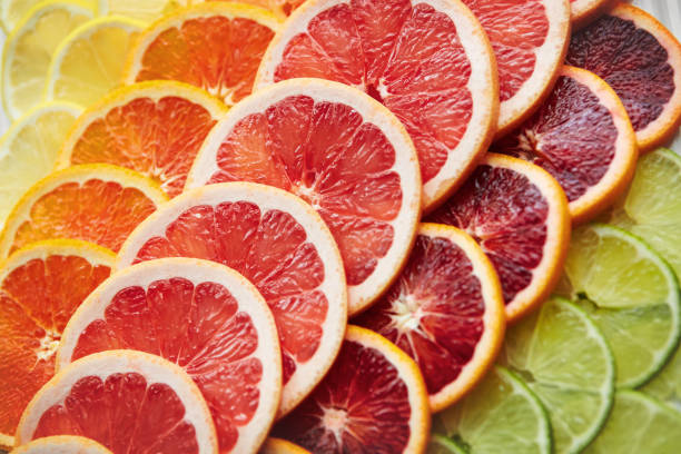いくつかのおいしい柑橘類とあなたの味覚芽をくすぐる - citrus fruit portion grapefruit fruit ストックフォトと画像