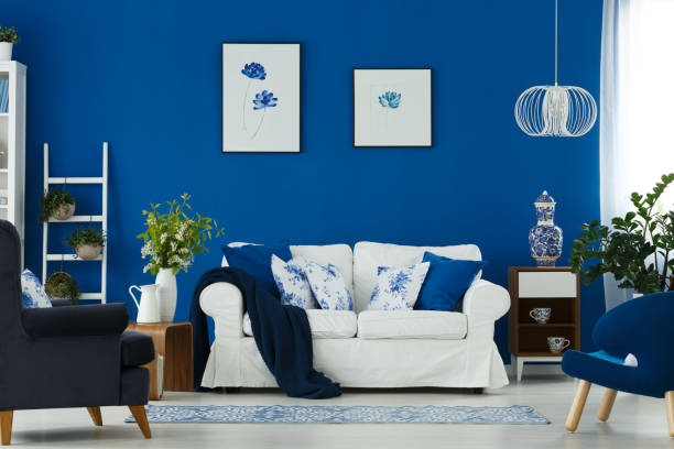 sofa und sessel im wohnzimmer - home decorating showcase interior living room home interior stock-fotos und bilder