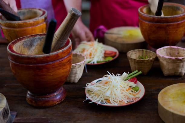 ingrédients salade de papaye som tam - thai cuisine photos et images de collection