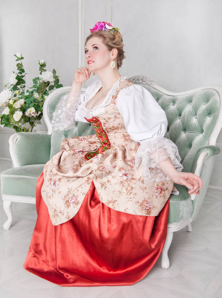 красивая женщина в старомодном историческом средневековом платье - baroque style costume corset women стоковые фото и изображения