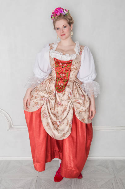 역사적인 중세 드레스 아름 다운 여자 - baroque style costume corset women 뉴스 사진 이미지
