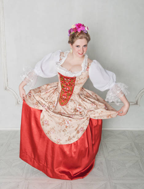 красивая женщина в историческом средневековом платье делает реверансы - baroque style costume corset women стоковые фото и изображения