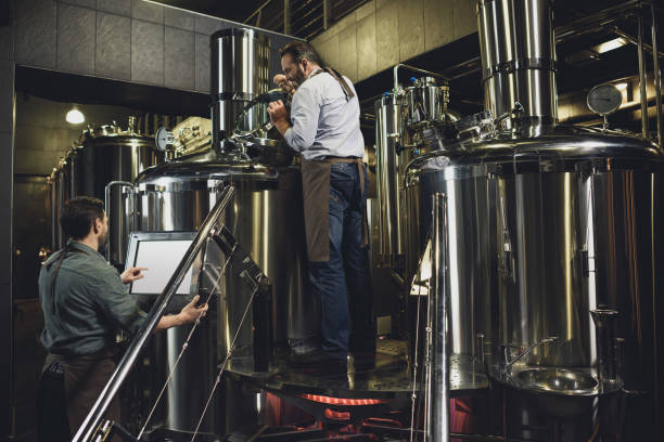 pracownicy browaru męskiego w fartuchach - brewery beer barley cereal plant zdjęcia i obrazy z banku zdjęć