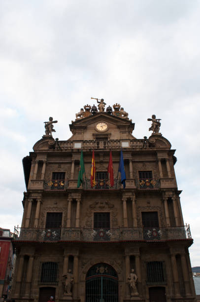 bilbao: detail des rathaus von pamplona im plaza consistorial, sitz der stadtregierung und symbol des beginns des san fermin fiesta mit seinen lauf mit den bulls - concepts and ideas travel locations architecture and buildings time stock-fotos und bilder