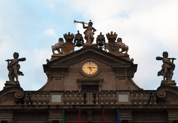 bilbao: detail des rathaus von pamplona im plaza consistorial, sitz der stadtregierung und symbol des beginns des san fermin fiesta mit seinen lauf mit den bulls - concepts and ideas travel locations architecture and buildings time stock-fotos und bilder