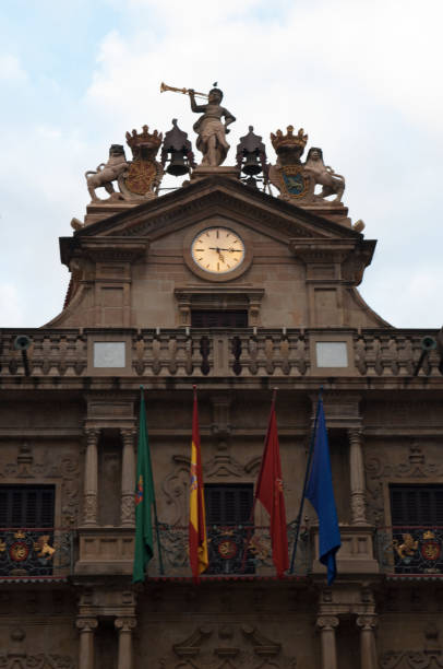 bilbao: detail des rathaus von pamplona im plaza consistorial, sitz der stadtregierung und symbol des beginns des san fermin fiesta mit seinen lauf mit den bulls - concepts and ideas travel locations architecture and buildings time stock-fotos und bilder