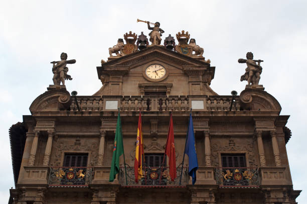 bilbao: detail des rathaus von pamplona im plaza consistorial, sitz der stadtregierung und symbol des beginns des san fermin fiesta mit seinen lauf mit den bulls - concepts and ideas travel locations architecture and buildings time stock-fotos und bilder