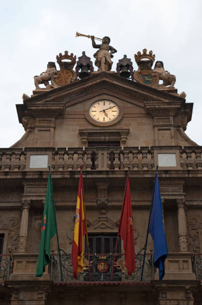 bilbao: detail des rathaus von pamplona im plaza consistorial, sitz der stadtregierung und symbol des beginns des san fermin fiesta mit seinen lauf mit den bulls - concepts and ideas travel locations architecture and buildings time stock-fotos und bilder