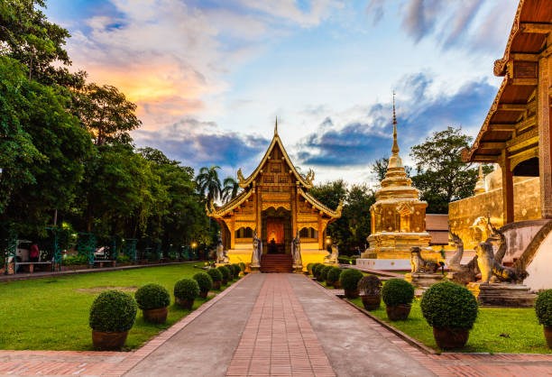 templo budista de chiang mai - wat phra sing fotografías e imágenes de stock