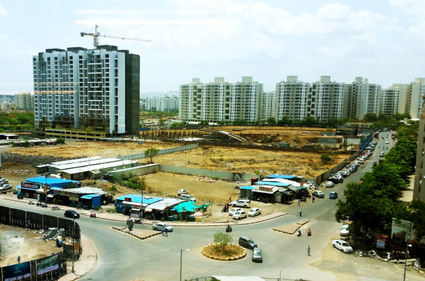 neu erbaute und unter bau gebäude im stadtgebiet in indien - india bangalore contemporary skyline stock-fotos und bilder