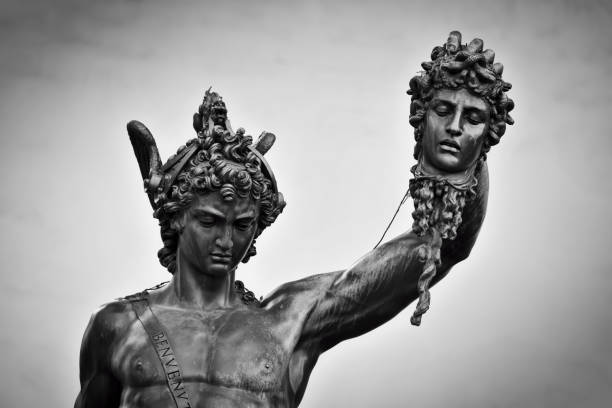 древняя скульптура менелая, поддерживающая тело патрокла. флоренция, италия - loggia dei lanzi стоковые фото �и изображения