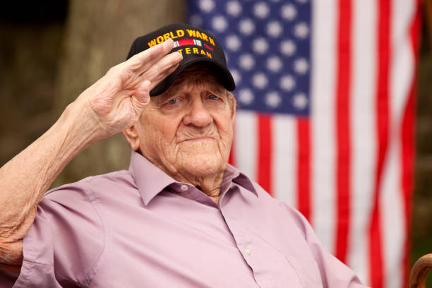segunda guerra mundial, veterano con tapa con el texto, "guerra mundial veterano de dos". saludando - jubilación fotos fotografías e imágenes de stock
