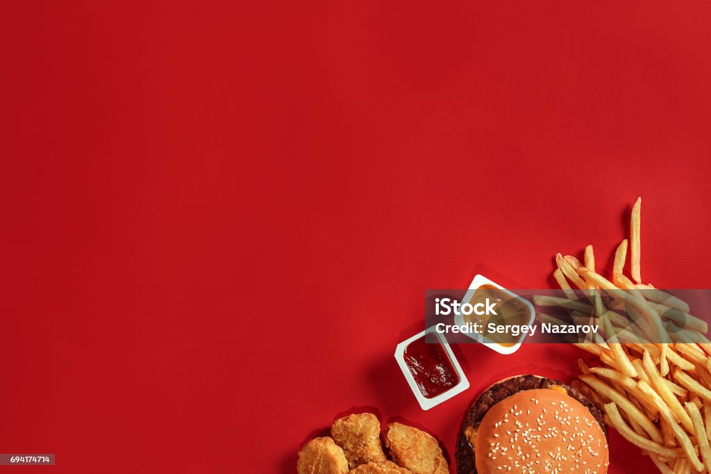 Burger und Pommes Frites. Hamburger und Pommes frites im roten Pappschachtel. Fast-Food auf rotem Grund - Lizenzfrei Schnellimbiss Stock-Foto