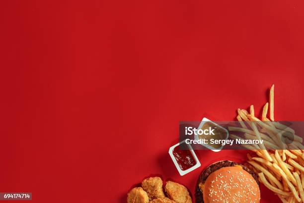 Burger Und Pommes Frites Hamburger Und Pommes Frites Im Roten Pappschachtel Fastfood Auf Rotem Grund Stockfoto und mehr Bilder von Schnellimbiss