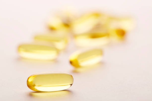 капсулы - fish oil coq10 vitamin e cod liver oil стоковые фото и изображения
