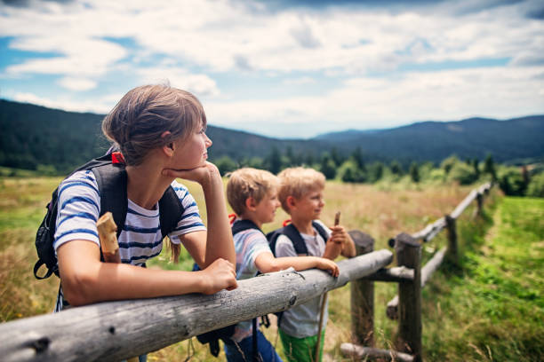 giovani escursionisti appoggiati a una recinzione di legno nei monti gorce - fence hill mountain range mountain foto e immagini stock