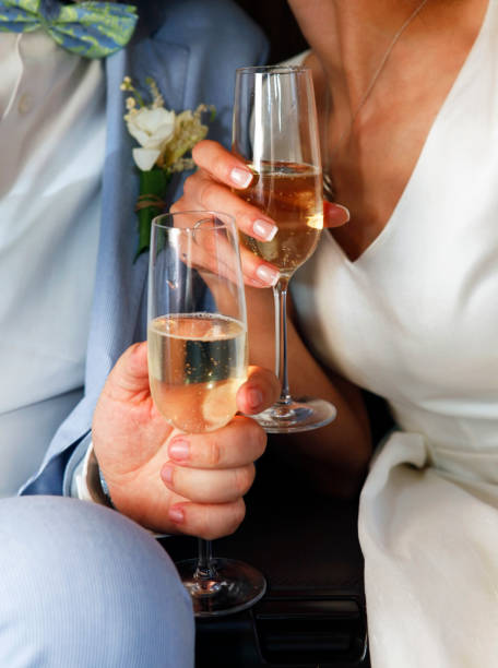 taça de champanhe na mão do noivo e noiva - couple gold pair vertical - fotografias e filmes do acervo